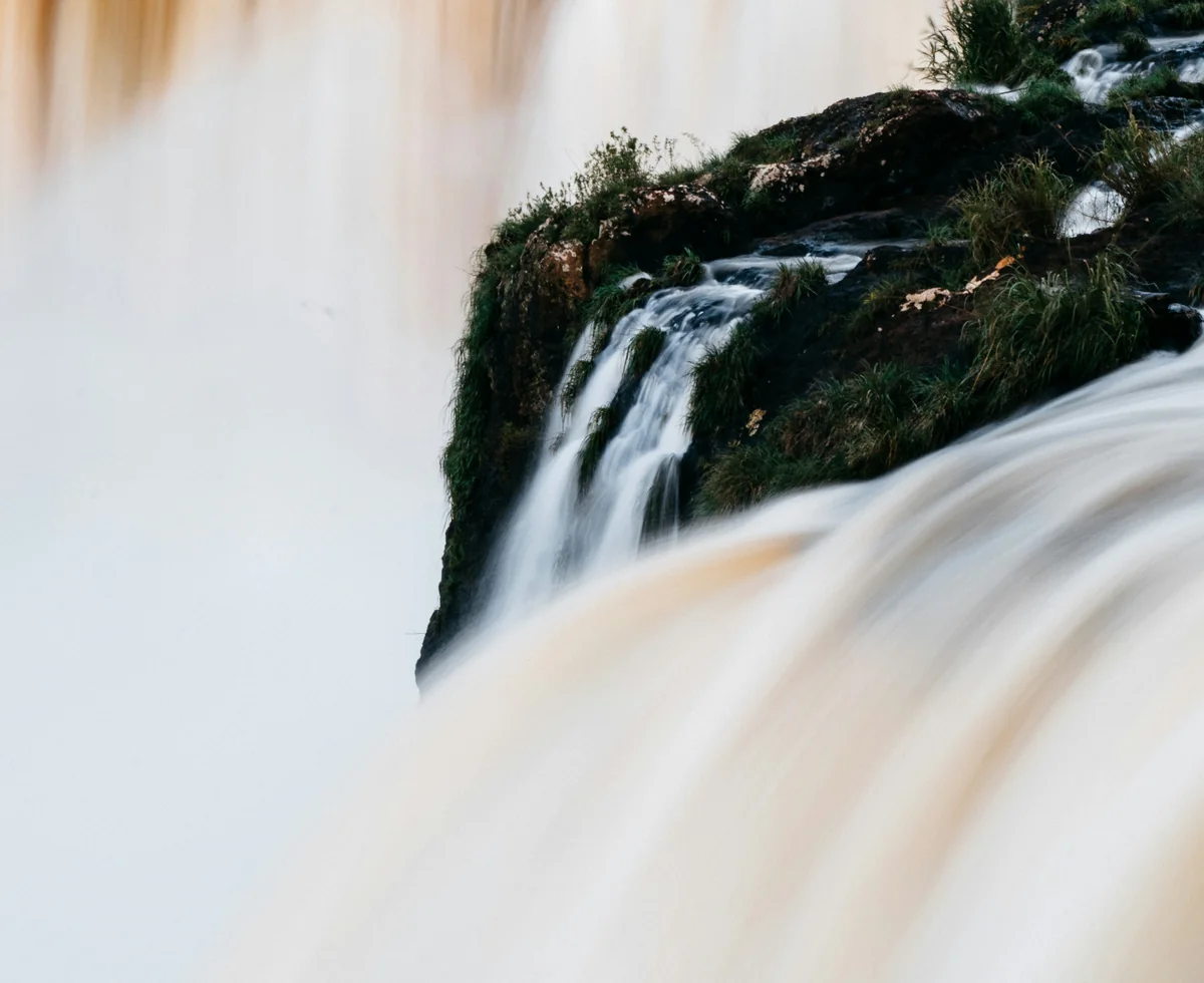 Salto Monday y selva en Presidente Franco, Paraguay